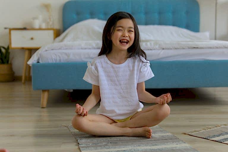 kids yoga classes buderim laughing girl